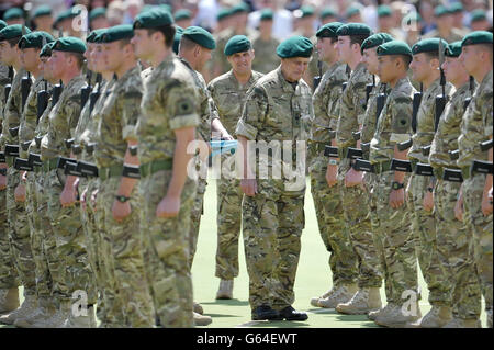 Il Duca di Edimburgo presenta medaglie di campagna ai membri di 40 Commando che hanno completato il loro primo tour in Afghanistan, a Norton Manor Camp, Somerset, dopo il loro ritorno. Foto Stock