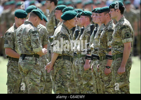 Il Duca di Edimburgo presenta medaglie di campagna ai membri di 40 Commando che hanno completato il loro primo tour in Afghanistan, a Norton Manor Camp, Somerset, dopo il loro ritorno. Foto Stock