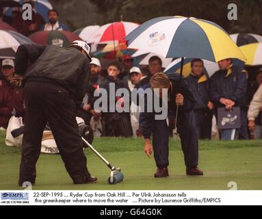 22 SETTEMBRE 1995. Ryder Cup di Oak Hill. Per Ulrik Johansson dice al greenkeeper dove spostare l'acqua. Foto di Laurence Griffiths/EMPICS Foto Stock