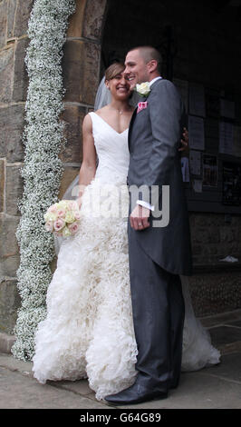 La medaglia d'oro olimpica Jessica Ennis posa per i media in attesa dopo aver sposato Andy Hill a St Michael e All Angels Church, Hathersage, Derbyshire. Foto Stock