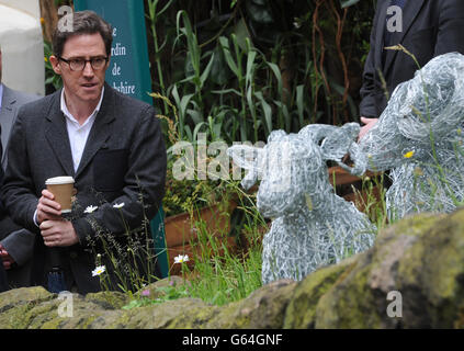 Rob Brydon guarda il giardino Welcome to Yorkshire durante il RHS Chelsea Flower Show, Londra. Foto Stock