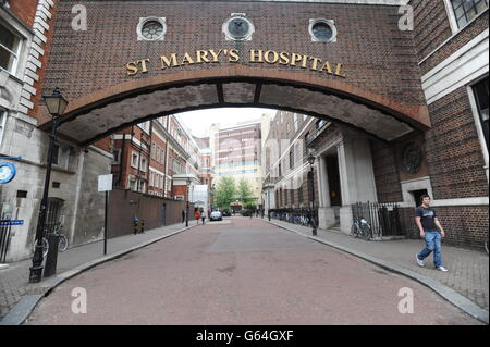 Una vista generale dell'entrata a Norfolk Place, parte del St Mary's Hospital in Praed Street, Londra. Foto Stock