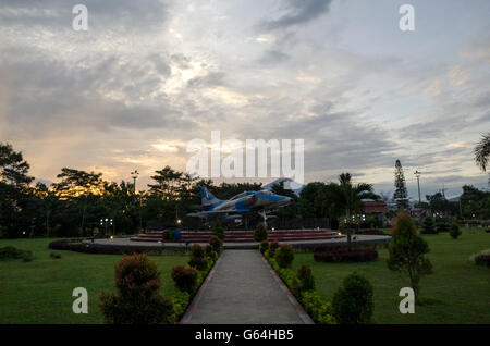 Parchi - Dirgantara Dirgantara Majalengka park si trova nel centro di Majalengka, nel giardino è presente un getto inutilizzato. Foto Stock