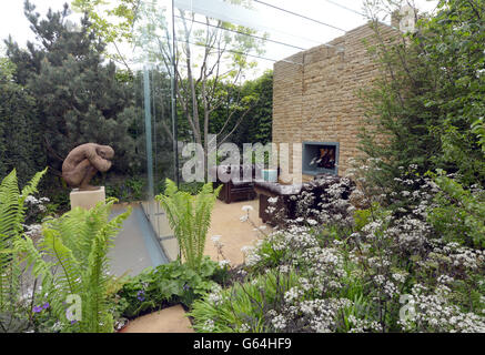 RHS Chelsea Flower Show. Una visione generale dell'Artrite Research UK Garden durante il RHS Chelsea Flower Show, Londra. Foto Stock