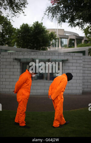 Gli attivisti del movimento anti-guerra irlandese prendono parte a una protesta al di fuori dell'ambasciata americana a Dublino che chiede la chiusura del centro di detenzione di Guantanamo Bay e la fine dei voli militari statunitensi nell'aeroporto di Shannon. Foto Stock