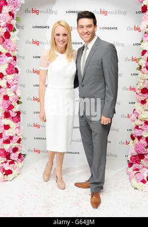 Camilla Dallerup e Kevin Sacre arrivano a una proiezione del Big Wedding al Mayfair Hotel di Londra. PREMERE ASSOCIAZIONE foto. Data immagine: Giovedì 23 maggio 2013. Il credito fotografico dovrebbe essere: Ian West/PA Wire Foto Stock