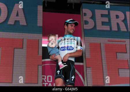 Mark Cavendish di Omega Pharma Quick-step celebra la vittoria sul Podio il primo giorno del giro D'Italia 2013 Foto Stock