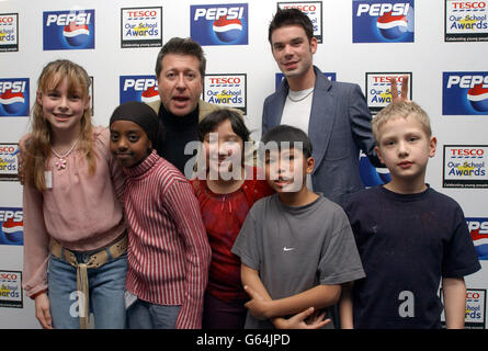 Gli studenti di St Cuthbert con la St Mattias Primary School di Londra, di età compresa tra i 10 e i 11 anni, celebrano il loro successo con Dave Berry (a destra) di MTV e il DJ Neil Fox di Capital FM. * i bambini hanno vinto il premio nazionale 'computer per le scuole' durante il terzo Tesco Our School Awards all'Aqurium nel centro di Londra. Foto Stock