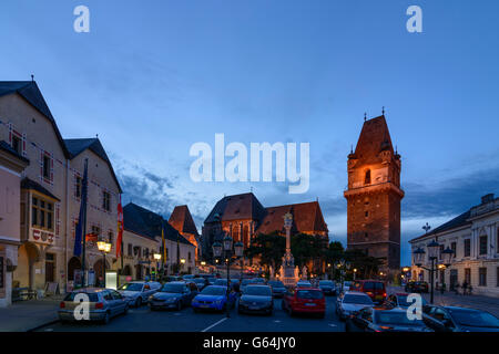 Perchtoldsdorfer piazza principale : a sinistra la chiesa di San Martino , la chiesa parrocchiale in centro , a destra la torre e nel foregroun Foto Stock