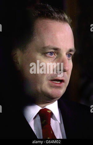 Il primo ministro scozzese Jack McConnell dice alla stampa della casa di Bute a Edimburgo che la Scozia ha perso l'offerta di organizzare il torneo di calcio Euro 2008 con la Repubblica d'Irlanda. Foto Stock