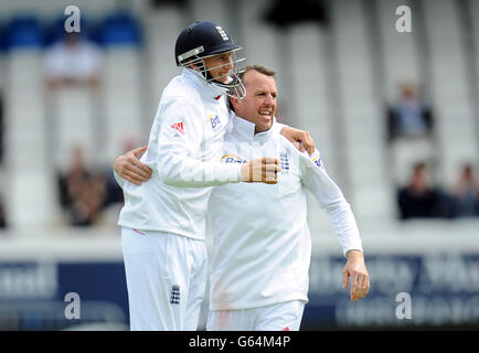 Graeme Swann in Inghilterra celebra il cazzo di Hamish Rutherford con il compagno di squadra Joe Root (a sinistra) durante il secondo incontro Investec Test a Headingley, Leeds. Foto Stock