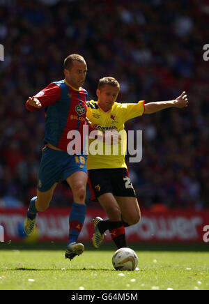 Watford's Almen Abdi e il Crystal Palace's Aaron Wilbraham (a sinistra) durante la finale del campionato della Npower Football League Play Off al Wembley Stadium di Londra. Foto Stock