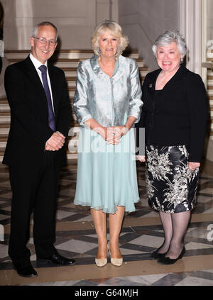 La duchessa della Cornovaglia è salutata da Sir Peter Ricketts, Ambasciatore britannico in Francia e sua moglie Lady Suzanne Ricketts, mentre frequenta un ricevimento presso l'Ambasciata britannica a Parigi, Francia, al termine del suo primo giorno di impegno solista internazionale ufficiale. Foto Stock