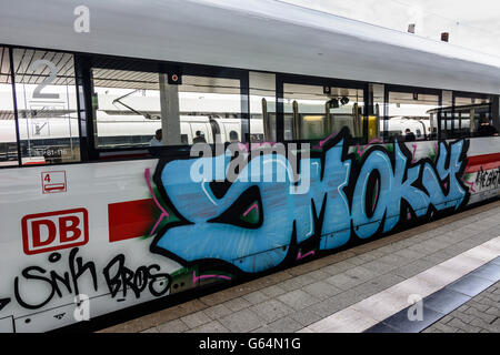 Con graffiti cosparse ICE Deutsche Bahn ( DB AG ), Mannheim, Germania, Baden-Württemberg, Kurpfalz Foto Stock