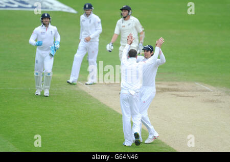 Il capitano dell'Inghilterra Alastair Cook festeggia dopo che Graeme Swann ha preso il wicket di Tim Soutee della Nuova Zelanda durante la seconda partita di Investec Test a Headingley, Leeds. Foto Stock