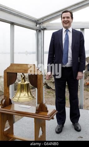 Il Cancelliere dello scacchiere George Osborne parla con i lavoratori del porto di Liverpool durante una visita per segnare l'inizio del dragaggio dell'estuario del fiume Mersey. Foto Stock