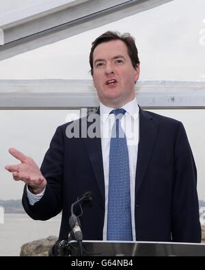 Il Cancelliere dello scacchiere George Osborne parla con i lavoratori del porto di Liverpool durante una visita per segnare l'inizio del dragaggio dell'estuario del fiume Mersey. Foto Stock