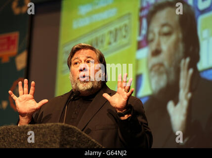 Steve Wozniak, il co-fondatore di un gigante statunitense della tecnologia Apple, che ha utilizzato le sue controllate irlandesi per ridurre la sua tassa fiscale, parlando al Millennium Forum di Londonderry ha affermato che le grandi società dovrebbero essere trattate allo stesso modo del "piccolo ragazzo". Foto Stock