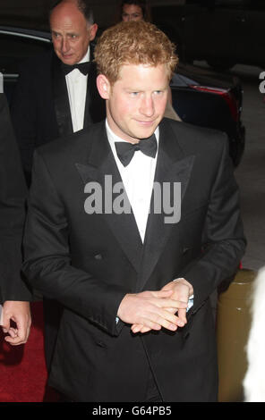 Il Principe Harry arriva al Walking con la cena di gala "The Crystal Ball" dell'associazione di beneficenza ferita al Grosvenor House Hotel, Londra. Foto Stock