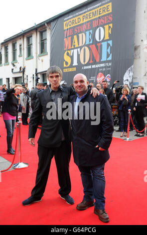 Ian Brown of the Stone Roses e il regista Shane Meadows arrivano alla prima mondiale di 'The Stone Roses: Made of Stone', al Victoria Warehouse di Manchester. Foto Stock