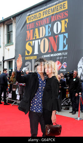 John Squire delle Stone Roses arriva con la moglie Sophie per la prima mondiale di "The Stone Roses: Made of Stone", a Victoria Warehouse, Manchester. Foto Stock