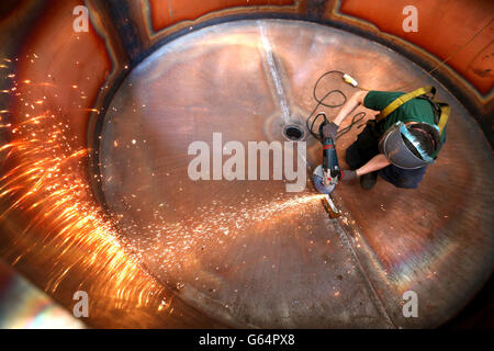 Coppersmith Sean Russell di Diageo possedeva coppersmith Abercrombie in Alloa lavora su un nuovo rame ancora. Foto Stock