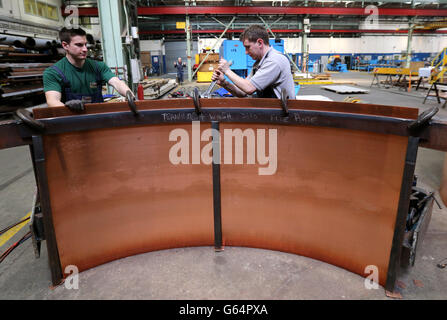 Coppersmith Sean Russell (a sinistra) di Diageo posseduto Abercrombie coppersmiths in Alloa lavora su un nuovo rame ancora. Foto Stock