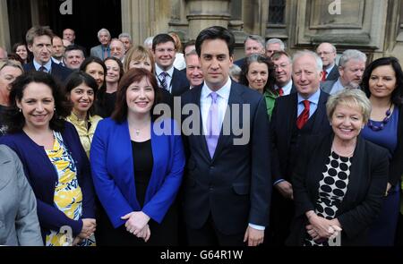 Il leader del lavoro ed Miliband dà il benvenuto oggi alla Camera dei Comuni di Londra al neo eletto deputato per South Shields, Emma Lewell-Buck. SOCIAZIONE Mercoledì 8 maggio 2013. La sig.ra Lewell-Buck ha ottenuto la maggioranza di 6,605 nel concorso della scorsa settimana nonostante un'impennata che ha visto la UKIP rivendicare il secondo posto, davanti ai Tories in terzo e i liberal-democratici hanno spinto giù al settimo posto. Vedi la storia della PA POLITICA SouthShields. Il credito fotografico dovrebbe essere: Stefan Rousseau/PA filo Foto Stock