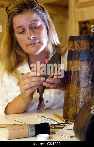 Sue Bickerton, conservatrice del Mary Rose Trust, lavora su un tankard di pasticcio scoperto nel fango all'interno del calderone della famosa nave da guerra Tudor nello storico porto di Portsmouth. * sono passati 20 anni da quando l'orgoglio della flotta di Enrico VIII fu recuperato dalle profondità torbiose del Solente nell'autunno del 1982. Da allora è stata costantemente spruzzata con acqua in un bacino asciutto a controllo atmosfera per fermare la disintegrazione delle travi di quercia. Molti oggetti sono stati scoperti mentre gli strati di limo sono gradualmente lavati via. È stata lanciata nel 1511 e affondata nel 1545. Foto Stock