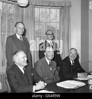 I cinque membri della Royal Commission on the Press al primo incontro a York Terrace, Regent's Park. Il presidente Lord Shawcross è circondato dal professor Robert Browning (a sinistra), Sir Graham Cunningham (a destra), WB Reddaway (a sinistra) e WJP Webber (a destra). Foto Stock