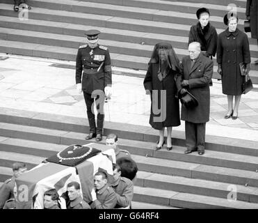 Lady Churchill mette il braccio in quello di suo figlio, Randolph Churchill, mentre camminavano lentamente lungo i gradini della Cattedrale di San Paolo dietro la bara di Sir Winston Churchill dopo il servizio funerale di Stato. Foto Stock