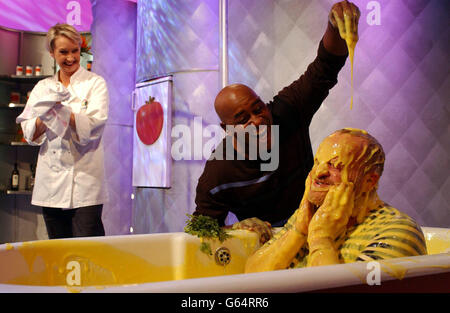 Lo chef della TV Anthony Worrall-Thompson viene picchiato dai colleghi chef Ainsley Harriott e Lesley Waters, durante un'edizione speciale di "Ready Steady Cook" in aiuto di "Children in Need" presso i Capital Studios, a sud-ovest di Londra. Foto Stock