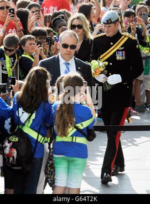 Il Principe Harry depone fiori al JFK Memorial durante la sua visita al Cimitero Nazionale di Arlington, Arlington, Virginia, il secondo giorno della sua visita di sette giorni negli Stati Uniti. PREMERE ASSOCIAZIONE foto. Data immagine: Venerdì 10 maggio 2013. Guarda la storia del PA ROYAL Harry. Il credito fotografico dovrebbe essere: Bruce Adams/Daily Mail/PA Wire Foto Stock