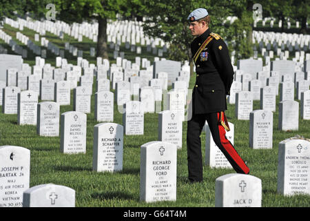 Il principe Harry durante la sua visita al cimitero nazionale di Arlington, Arlington, Virginia, il secondo giorno della sua visita di sette giorni negli Stati Uniti. Foto Stock