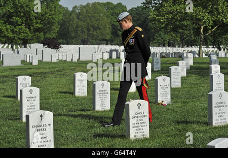 Il principe Harry durante la sua visita al cimitero nazionale di Arlington, Arlington, Virginia, il secondo giorno della sua visita di sette giorni negli Stati Uniti. Foto Stock