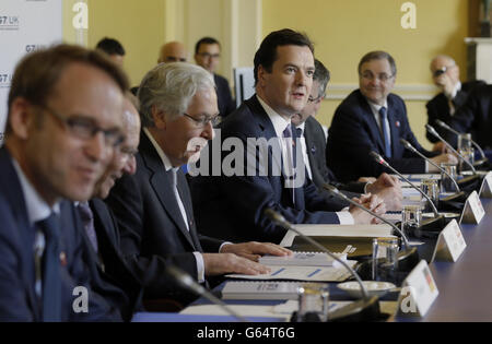 Cancelliere dello scacchiere George Osborne, al centro, all’inizio della riunione dei ministri delle finanze e dei governatori delle banche centrali del G7 ad Aylesbury. Foto Stock