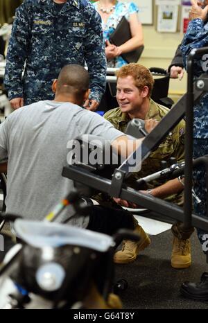 Il principe Harry parla con un soldato dell'esercito degli Stati Uniti che ha perso entrambe le gambe, durante una visita al Walter Reed National Military Medical Center di Washington, durante il secondo giorno del suo tour di sette giorni negli Stati Uniti. Foto Stock