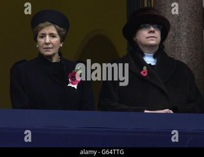 Moglie dell'ex primo Ministro John Major, norma Major (a sinistra) guarda il Servizio annuale della memoria al Cenotafh nel centro di Londra. Foto Stock