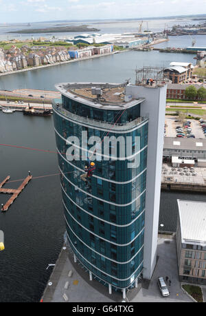 Sindaco di Medway abseils a Chatham Quays Foto Stock