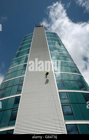 Sindaco di Medway abseils a Chatham Quays Foto Stock