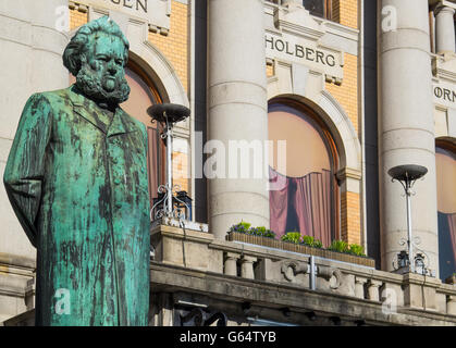 Statua di Henrik Ibsen, uno dei maggiori drammaturghi mai, di fronte al Teatro Nazionale di Oslo, Norvegia. Foto Stock