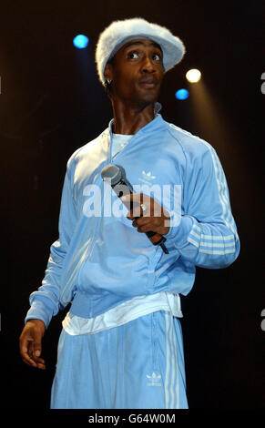 Simon Webbe della band pop Blue si esibisce sul palco di Girlguiding UK Big Gig presso la Wembley Arena, West London. Foto Stock