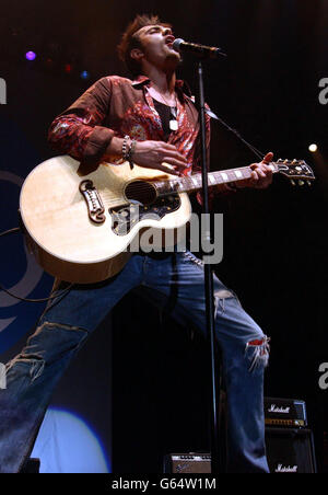L'ex concorrente Pop Idol, cantante pop Darius Danesh, si esibisce sul palco durante il Big Gig del Regno Unito Girlguiding alla Wembley Arena, a Londra ovest Foto Stock