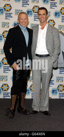 Lo stilista Jean Paul Gaultier e l'attore Rupert Everett durante il MTV Europe Music Awards 2002, al Palazzo Sant Jordi, Barcellona, Spagna. Foto Stock