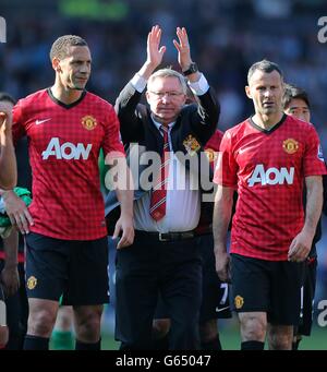 Il manager Manchester United Sir Alex Ferguson saluta i fan dopo la partita, con Rio Ferdinand (a sinistra) e Ryan Giggs (a destra) Foto Stock