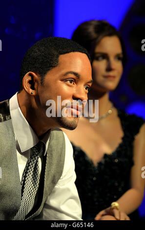 Un'opera d'arte di Hollywood Will Smith si unisce a Emma Watson (a destra) sul divano delle celebrità A-list, mentre si unisce al Madame Tussauds Waxworks a Londra per una visita di dieci settimane che permetterà ai fan di sedersi accanto a lui. Foto Stock