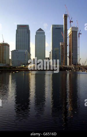 Una vista dello sviluppo di Canary Wharf nei Docklands di Londra, mostrando One Canada Square (nel centro). HSBC e Citgroup sono locatari nei due edifici su entrambi i lati. Foto Stock