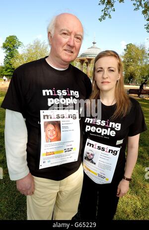 Peter Lawrence padre di Claudia Lawrence e Rachel Elias sorella di Richey Edwards dal Manic Street Preachers all'inizio delle miglia per le persone scomparse corrono 10k, Aiutare la carità che dà sostegno alle persone che hanno membri della famiglia che sono scomparsi o sono stati rapiti all'estero o nel Regno Unito, a Clapham Common, nel sud-ovest di Londra. L'evento segna la Giornata internazionale dei bambini scomparsi. Foto Stock