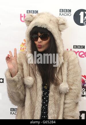 Jameela Jamil suona al Big Weekend di radio One, a Ebrington Square a Londonderry, Irlanda del Nord. Foto Stock