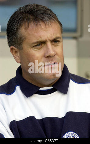 Micky Adams, responsabile della città di Leicester, tiene d'occhio i procedimenti durante la prima divisione a livello nazionale tra Millwall e Leicester City al Den. NESSUN UTILIZZO NON UFFICIALE DEL SITO WEB DEL CLUB. Foto Stock